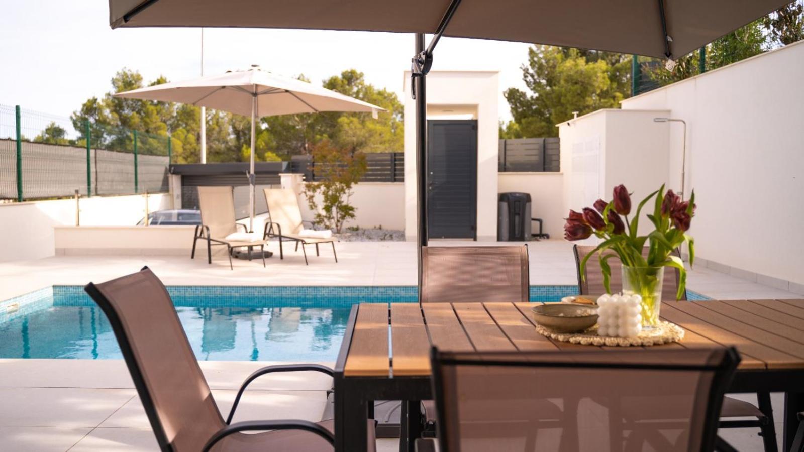 Amberes Apartment, A Stylish Villa'S Independent Downstairs Apartment With Private Swimming Pool And Terrace 폴로프 외부 사진